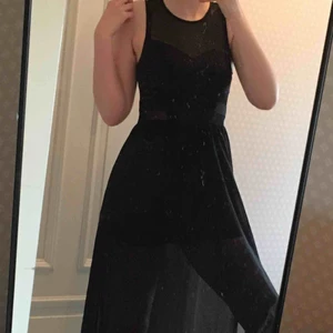  - Fin enkelt klänning (fläckarna är på spegeln inte klänningen ahah)