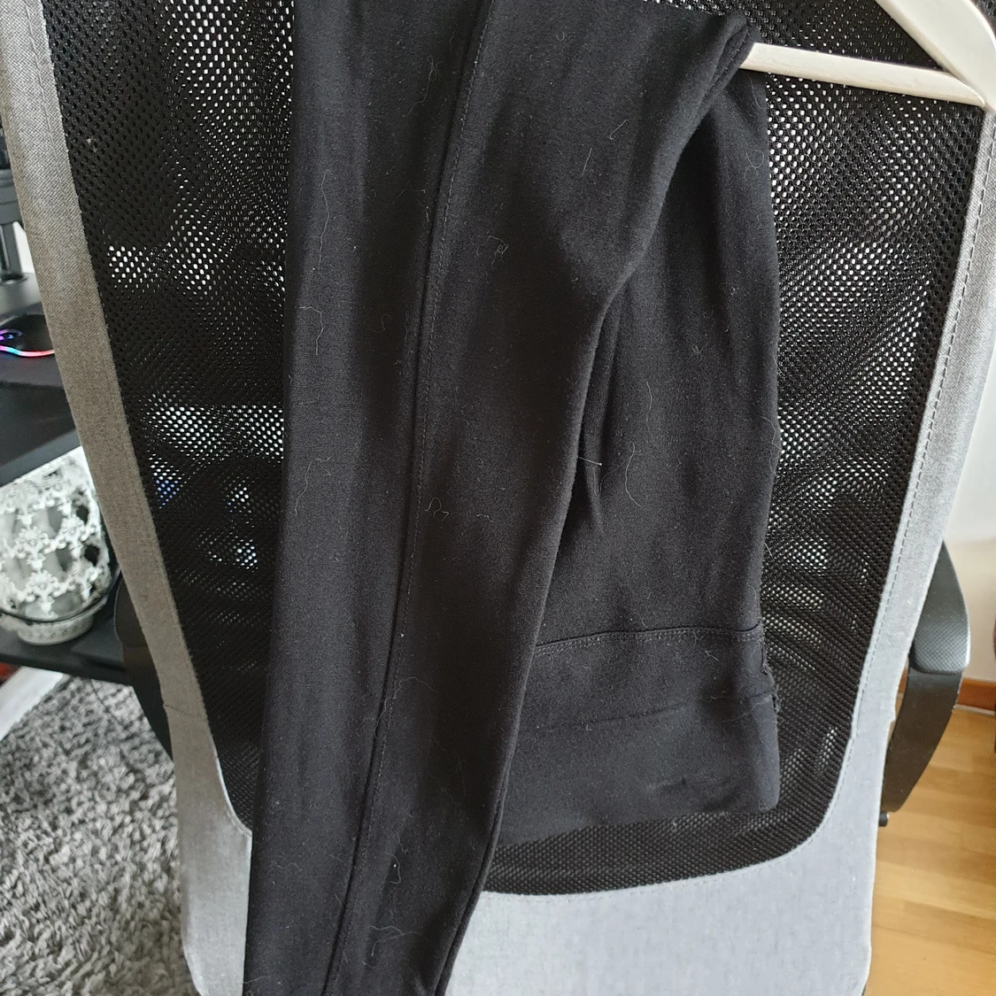 Svarta byxor med gulddragkedja