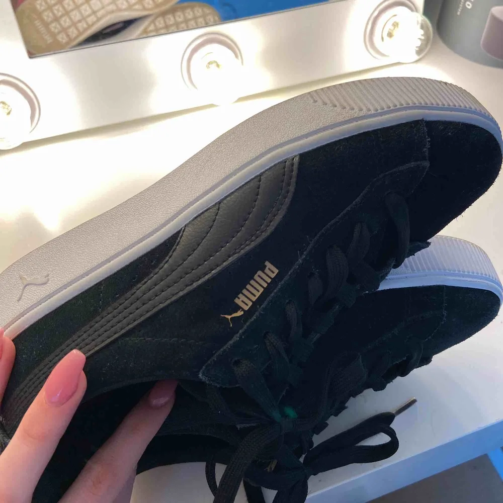 Höga snygga puma sneakers i svart och sammet som passar till allt!! Är i storlek 38 men väldigt stora i storleken så passar en 39 också. Använda endast två gånger💕 Nypris:800kr Frakt:79kr. Skor.