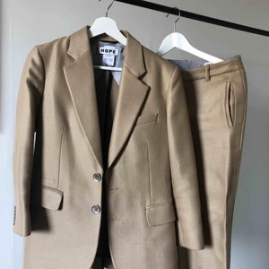  - Guld/beige Kostymset från HOPE i nyskick!  Hämtas upp i Stockholm eller köpare står för frakt.