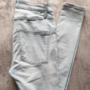 Ljusa jeans - Ett par ljusa jeans från lager 157 med hög midja. Står strl L känns som 40. Frakt tillkommer