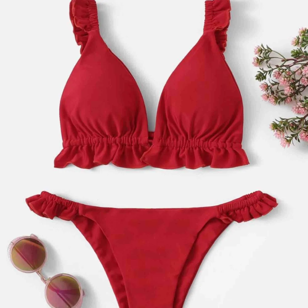 Helt ny bikini från Shein. Den är sån fin klar röd färg med fina detaljer⚡️ Säljer för att överdelen är för liten för mig tyvärr. Frakt tillkommer🧚🏽‍♀️. Toppar.