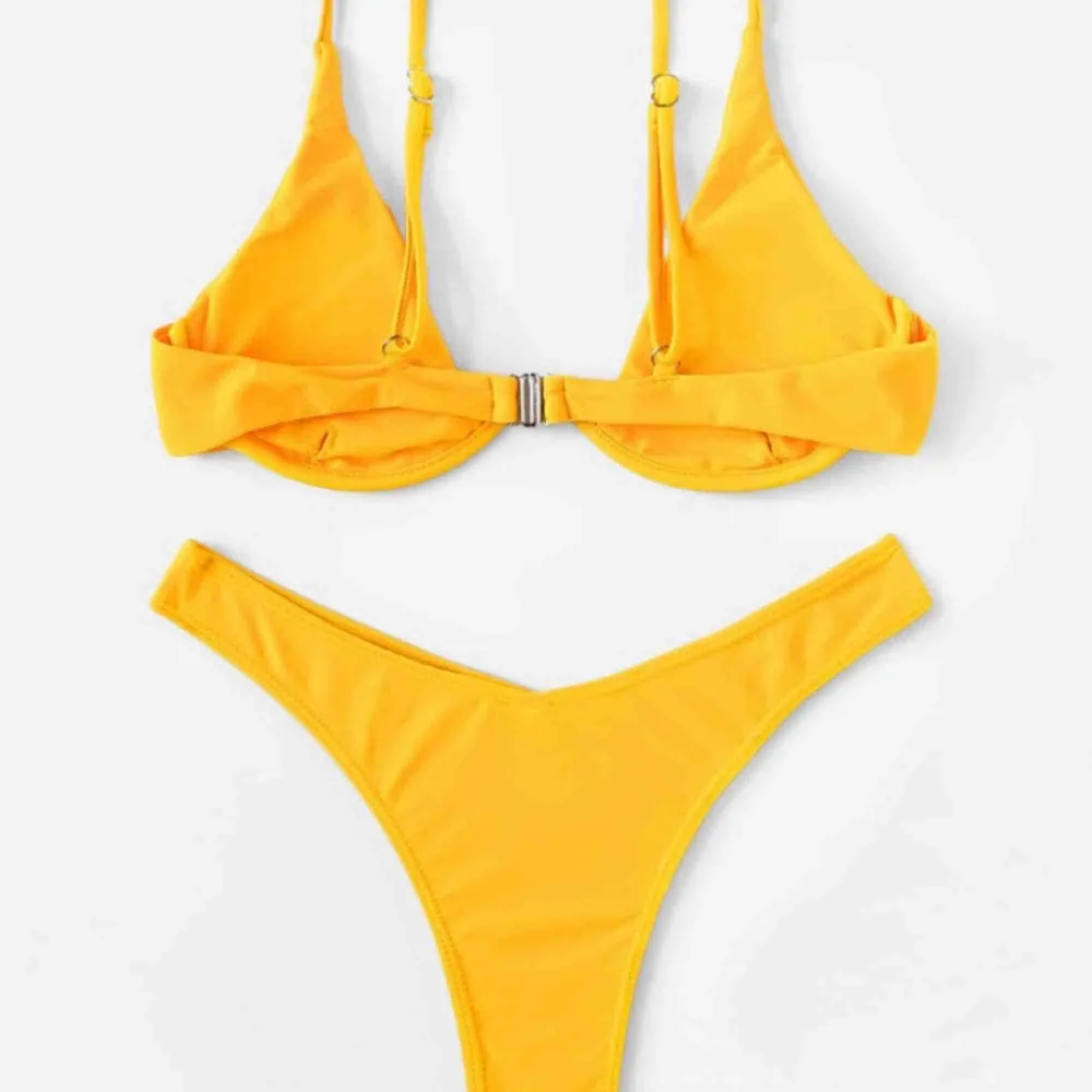 Helt ny bikini från Shein i en stark gul färg🦋 när jag beställde därifrån tog jag för liten storlek i bikinisen så därav säljer jag denna med då överdelen inte passar mig. Det är en mindre bikinitrosa är högre i midjan. Frakt tillkommer🧚🏽‍♀️. Toppar.
