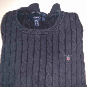  - Kabelstickad tröja från gant