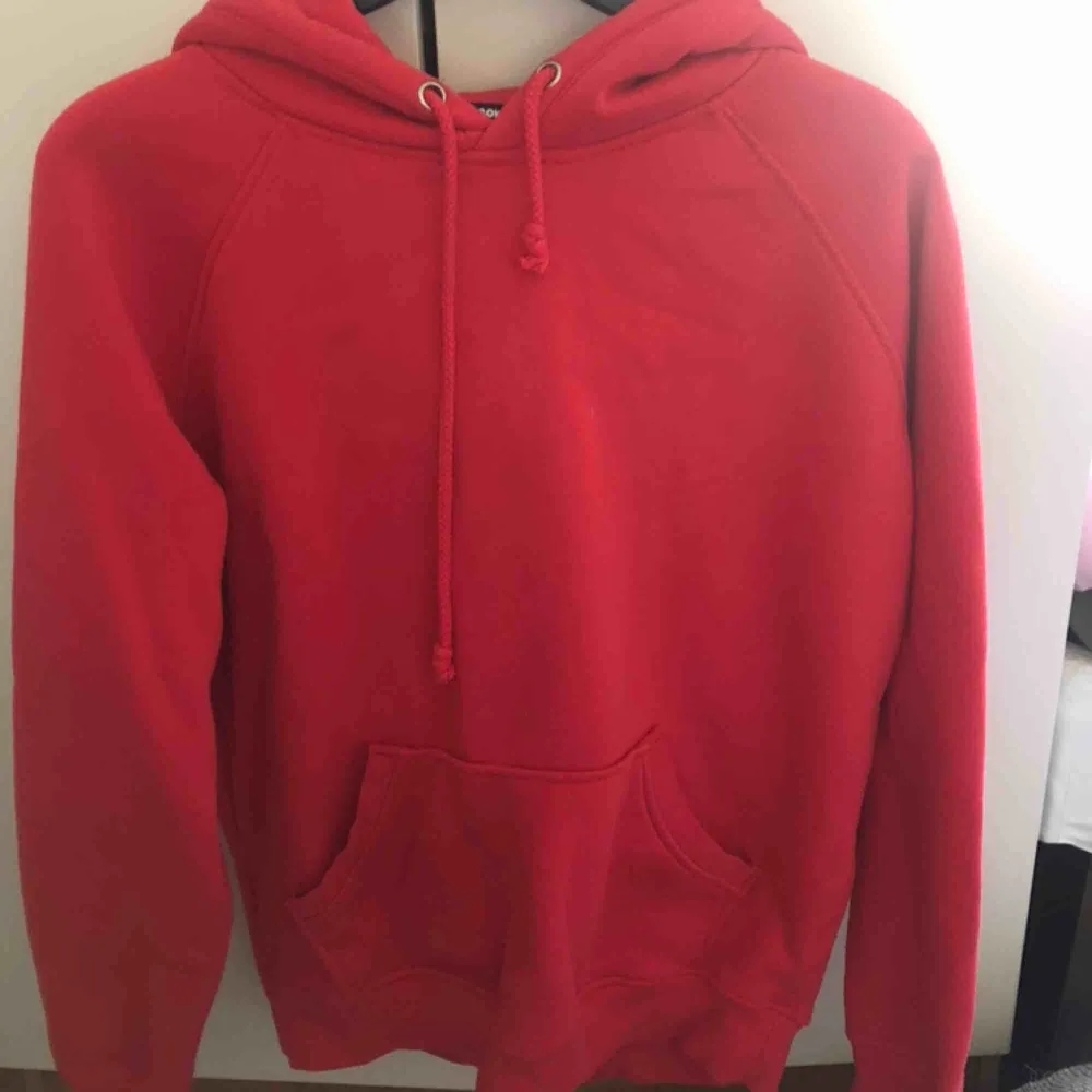 Skit najs röd hoodie, sitt as snyggt då den är lite ”större” i modellen och inte tight. Kommer inte till användning längre. Frakt ligger på 80kr❤️❤️❤️. Hoodies.