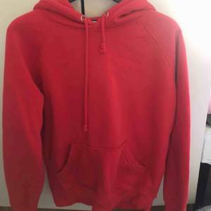 Skit najs röd hoodie, sitt as snyggt då den är lite ”större” i modellen och inte tight. Kommer inte till användning längre. Frakt ligger på 80kr❤️❤️❤️