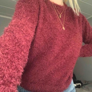  - Mysig vinröd tröja från Hm. Perfekt till våren. Snygg att matcha med smycken. Köparen står för frakt. 