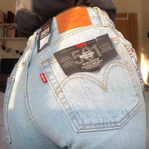 Jag säljer 501 cropped Levi’s jeans storlek 24x26. Endast testade för att ta bild, alltså helt nya. Värde på 1149kr, men säljer för 900kr pga kommer aldrig användas. Pris kan diskuteras 