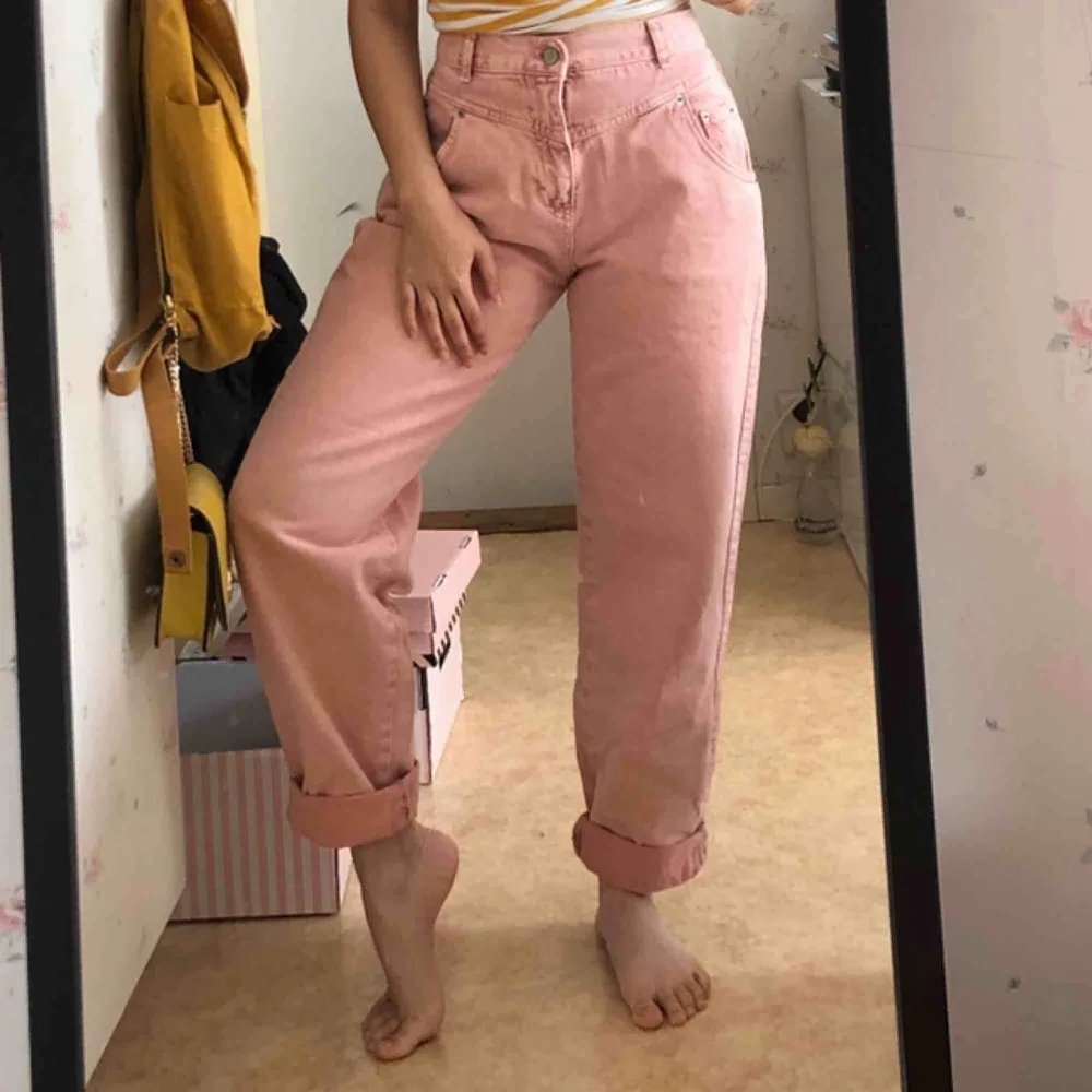 Oanvända rosa high-waisted jeans från Pull&bear, nypris: 399kr. Kontakta mig gärna om ni har frågor! Köparen står för frakten: 63kr. Jeans & Byxor.