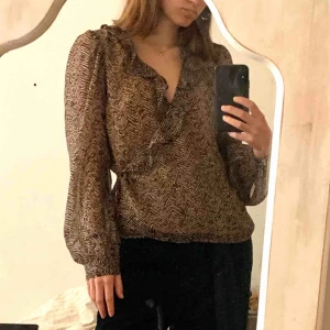  - Blus i omlott från & Other Stories. Det är ett lager ”täckande” material över bröst och rygg, annars är den tunn och see through på ärmarna. Storleken är 36. Använd ca 5 ggr och är i mycket gott skick. Kan mötas i Malmö, annars tillkommer frakt 💌