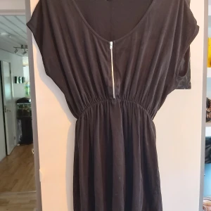 Svart klänning  - Svart fin klänning från Gina. Storlek är S men skulle säga att den passar M också. 