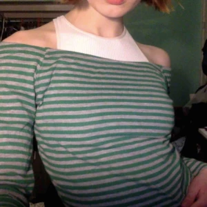 Långärmad, axellös magtröja från beyond retro! - Långärmad, axellös magtröja från beyond retro! Inte använd mycket alls av mig och är i väldigt bra skick!