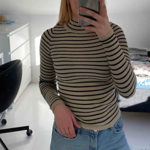  - Långärmad tröja med en lite högre krage från Gina tricot