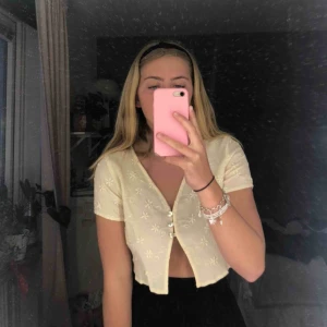  - Jättesöt och trendig vintage kofta, i citrongul med blomdetaljer🥰