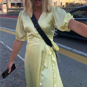  - (obs inte mina bilder)  Superfin klänning från zara. Endast använd en gång, säljer pga för liten tyvärr. Hör av er vid frågor🥰🥰