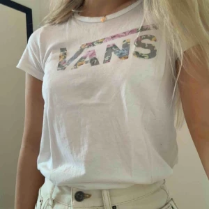  - Vit t-shirt från Vans. Storlek M men skulle säga att den passar som en XS/S. 