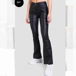  - Utsvängda ”skinn”byxor från pieces (bild tagen från madlady men de ser exakt likadana ut). I nyskick då de bara är använda max 5 gånger. Vid frakt tillkommer 60 kr😊
