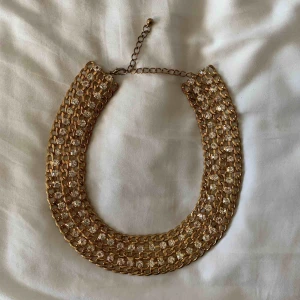  - Supersnyggt halsband, passar perfekt på finare fester. Köpt från Glitter men tycker den ser dyrare ut ffa med en balklänning!