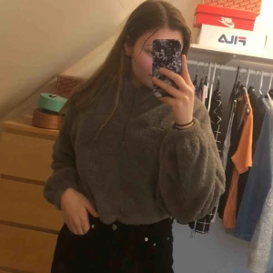  - Världens gosigaste (insida och utsida) 😍 kort och kan dras åt i midjan från insidan ❤️ 