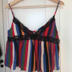  - Ett så fint linne från Zara som tyvärr aldrig kommit till användning. Prislappen kvar ✨