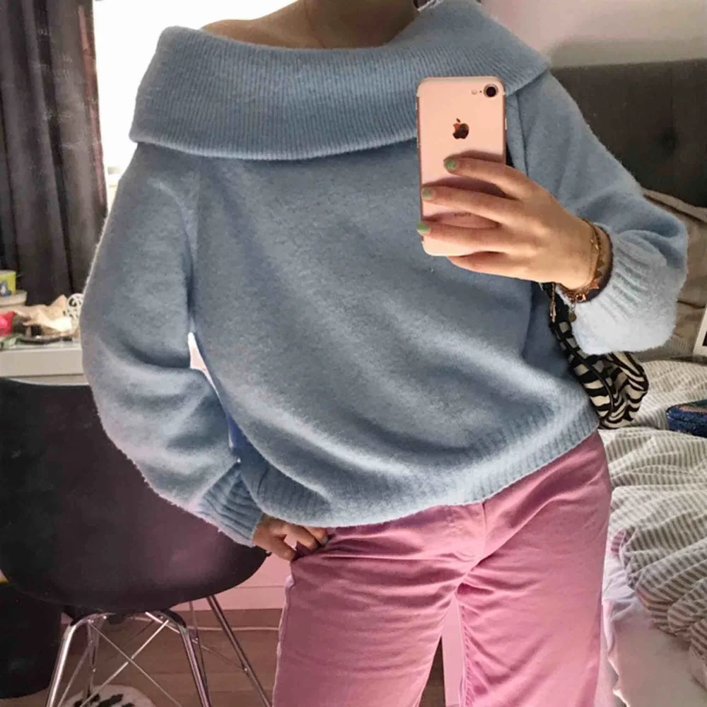 Jätte skön och mjuk tröja från H&M. Färgen är babyblå och har använts endast fåtal par gånger. Den är lite off shoulder som man kan se på bilderna vilket jag tycker är ur snyggt. . Tröjor & Koftor.
