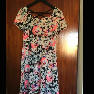  - Somrig klänning, sparsamt använd. Frakt tillkommer.