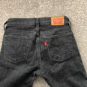 Ett par svarta skinny jeans från Levis i modellen 711 skinny. Storlek w24 och L30. Sparsamt använda så väldigt bra skick. 