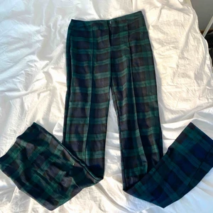  - Äntligen säljer jag min efterfrågade rutiga byxor! Världens skönaste byxor verkligen, och coola! De är i tall-modellen och går längre när än hela vägen ner till marken på mig som är 173cm. Säljs inte längre i butik så passa på! 💖🥵 bud startar på 200kr