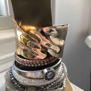  - Guld armband köpt på Nelly aldrig använt 