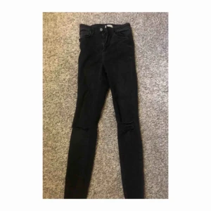  - Gråsvarta slitna jeans från Ginatricot. Frakt tillkommer💕