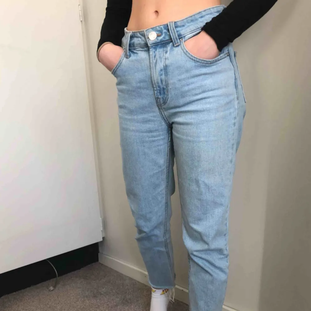 Skitballa raka jeans från bershka i storlek xs, passar från w24-w26 beroende på hur man vill att de ska sitta. Snyggt avklippta så de är croppade. . Jeans & Byxor.