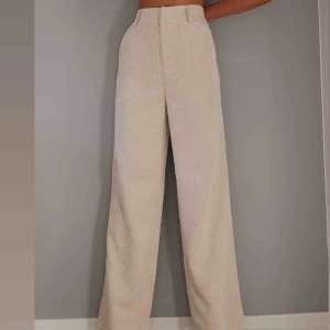  - Oanvända byxor med prislapp. Frakt 63kr