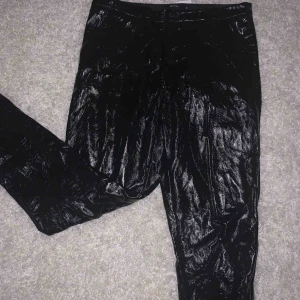  - Lackbyxor från BikBok i fint skicka. Säljs då dom inte är min stil längre. Kontakta för mer frågor och information🖤