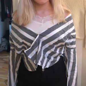  - Säljer min fina skjorta från carlings🥰 det står att den är S men jag skulle säga M <33 köpare står för frakt