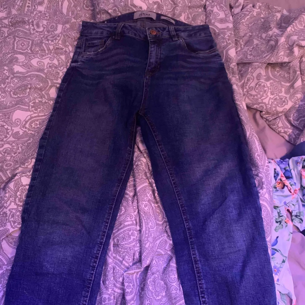 Säljer dessa super fina jeans då jag inte använder dom längre. Det är storlek 40 men skulle mer säga att det är en 38. Frakten betalar du för🥰 . Jeans & Byxor.