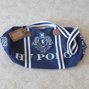 HV polo sports väska - HV Polo väska i jeanstyg, stängs med dragkedja och på insidan har den ett stort extra fack. Facket är inte gjort i jeanstyg men resten av insidan är det. Lite använd. Frakt inkluderad i priset och jag finns i Göteborg med Swish!
