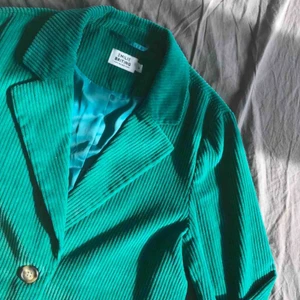  - Säljer denna as snygga kavajen från NAKD! I str 34 men passar mig som är 36! Man kan ha den över en hoodie eller bara kavajen! Frakten ligger på 60kr! Nypris: 500kr Mitt pris: 160kr! 💖⭐️💖⭐️💖