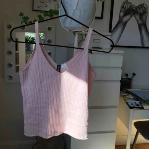  - Jätte gulligt linne i ett mjukt o mysigt material💞💞 Skulle säga att den passar storlekar från XS till M eftersom att den är ganska töjbar!🥰🙌🏼🙌🏼 Först till kvarn‼️‼️ linnet är kvar tills markerad såld❗️