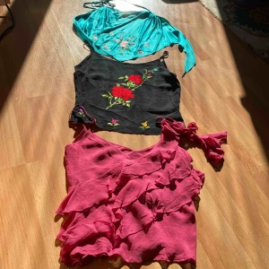  - SÄLJER 3st TOPPAR! 600kr för varje topp ☺️ 100% silke ✨ De är exklusivt designade 💕 och formar kroppen otrolig fint! Går att mötas upp i Stockholm eller frakta (köparen betalar för frakt) Betalning via swish ✅