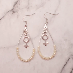 Örhänge med kvinnosymbol - Unika silverfärgade örhängen med kvinnosymbol, nickelfria. 11:- i frakt, fri frakt vid köp över 100:- 