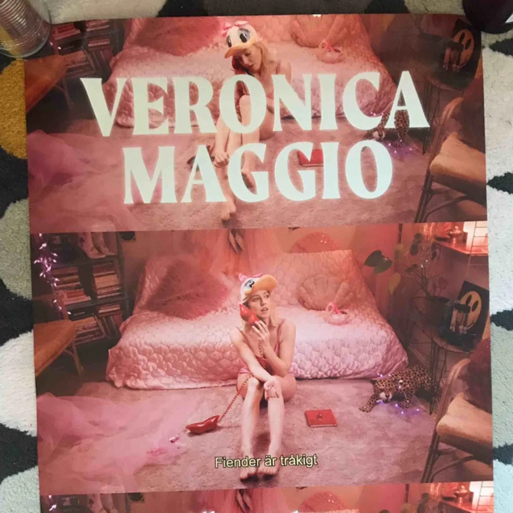 Veronica Maggio poster från hennes senaste album release!! Superfint skick!!!! . Övrigt.