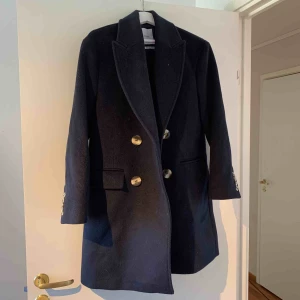  - Fin ullkappa från Mango. Fina detaljer med de knapparna.  Knappt använd. Frakt ingår ej 