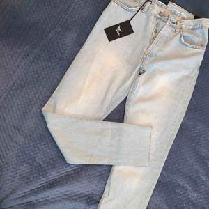 2 st. Denim Jeans nya Never Denim Strl XS Två för 600 kr Ny pris 599/st