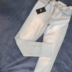  - 2 st. Denim Jeans nya Never Denim Strl XS Två för 600 kr Ny pris 599/st