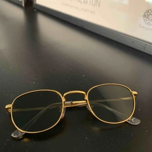  - Säljer dessa retro solglasögon från asos. Köparen står för frakt. 