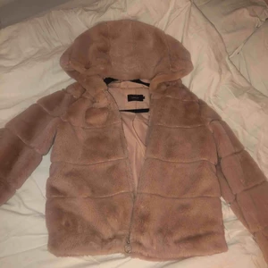 Pälsjacka  - Så otroligt mysig och skön pälsjacka från Holmlunds men märket är Only!! Champagne / rosa färg på jackan  Köpt för 600 💜 ( frakt ingår inte i detta pris , men priset kan diskuteras fall det är så ) 