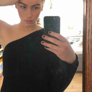  - Ond shoulder Knit i rött och svart, har knappt kommit till användning men väldigt fräscha tröjor till exempelvis fest!  Du får båda för 150kr💖   Frakt tillkommer och budgivning är helt okej!  