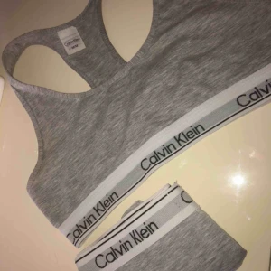  - Säljer ck set, står att det är st M jag skulle säga att de är mer som xs, underdelen är inte string och såklart aldrig använd, överdelen är dock lite använd men den är för liten nu