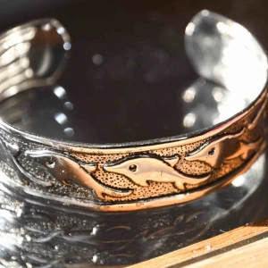  - Super fint armband med delfiner på- justerbart! Går att ha över skjorta också! 🐬     • Möts upp i Stockholm- frakt enligt överenskommelse. 