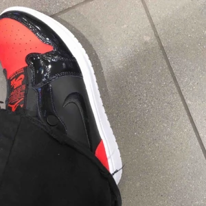  - Säljer mina Nike air 1 x Jordan nu eftersom de tyvärr inte kommer till användning och är endast använda 2 gånger.  Dom är helt nya och är köpta i februari på footlocker. Tar emot bud ifrån 800 kr 🤍